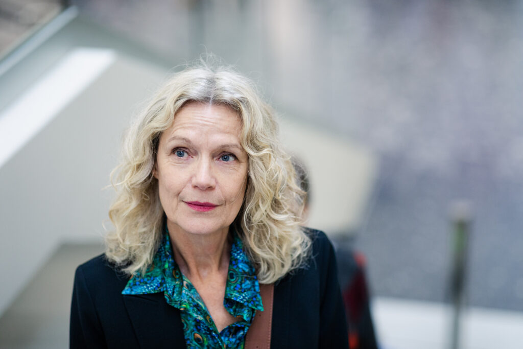 På bilden syns en kvinna som heter Åsa Wikforss och som är ledamot av Svenska Akademien. Hon är fotografera lite uppifrån och tittar snett mot bilden övre vänstra hörn. Hon ser allvarlig ut. Bakgrunden bakom henne är grå och vit och kraftigt blurrad. Kvinnan har blont lockigt hår som är utslaget och axellångt. Hon har blågröna ögon och en skjortblus i samma toner. Honhar en svart kavaj med en brun rem som går över axeln till höger på bilden.
I intervjun talar hon om desinformatio, folkbildning, och demokrati, samt hur poesin kan lära barn läsa bättre.