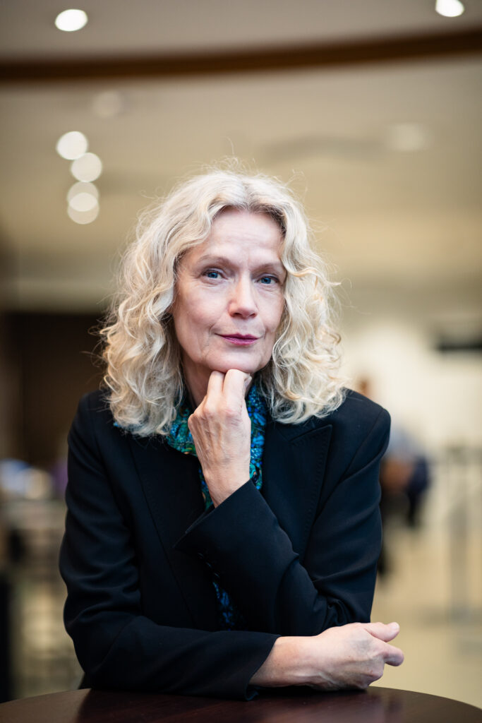 På bilden syns en kvinna vid namn Åsa Wikforss, ledamot av Svenska Akademin. Bakgrunden är rödbrun och blurrad. Kvinnan har blont lockigt hår som är löst och axellångt. Hon ser in i kameran med en lite klurig min, har munnen stängd. Hon är klädd i en svart kavaj med en sidenblus i knallturkos under. I intervjun säger hon: Det som oroar mig mest är att unga tappar förmågan att läsa komplexa texter. Vi talar om demokrati, desinformation och folkbildning.